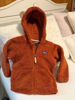Patagonia Baby Furry Friends Hoody in Sandhill Rust color 🍄🍀❤️ 2 T